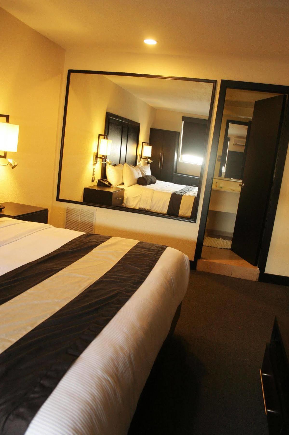 Hotel El Camino Inn & Suites Рейноса Екстер'єр фото
